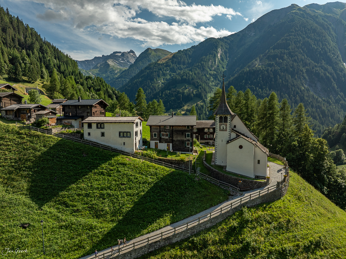 Dorf mit Kirche im Tal Binntal Wallis Alpen Sommer Schweiz Jan Geerk Fotograf Basel