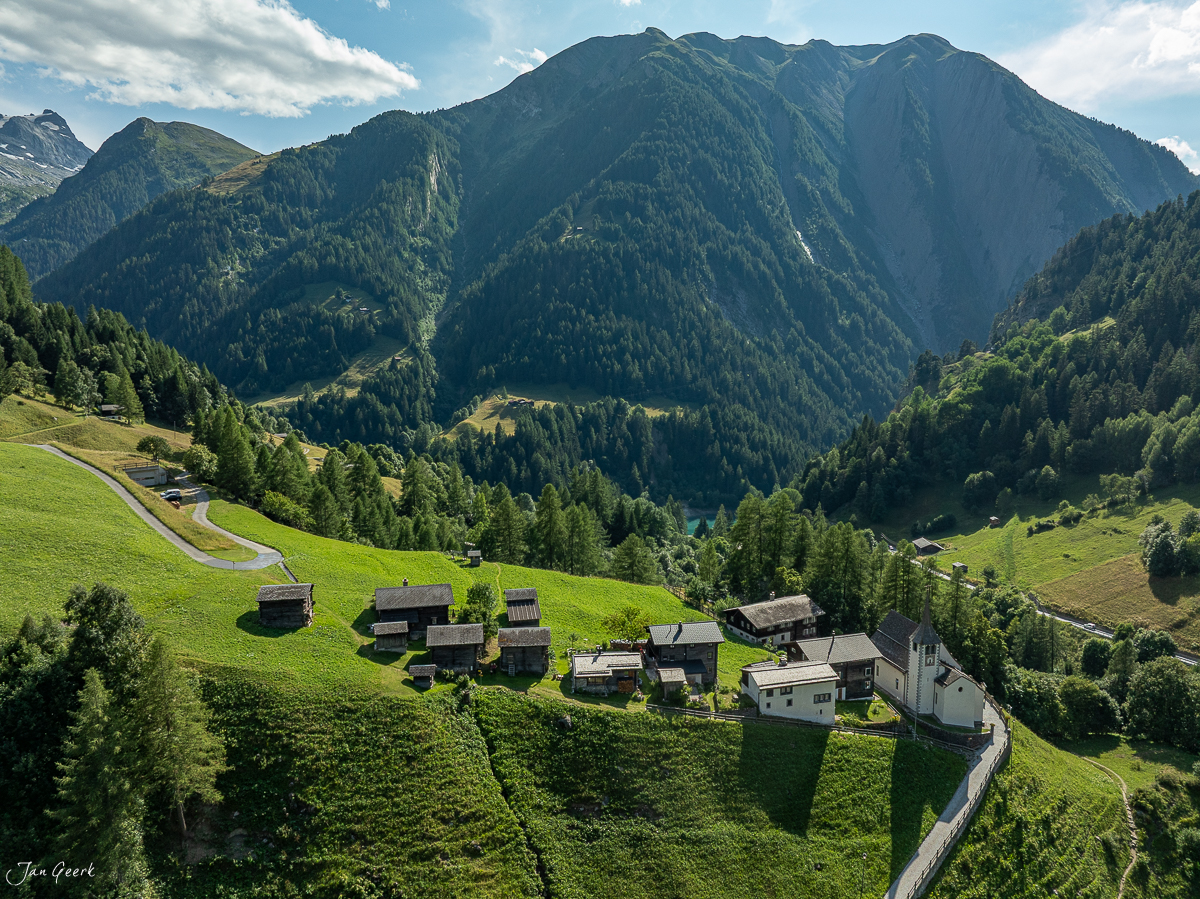 Alpensiedlung Binntal mit grünen Wiesen, Bergen und traditionellen Häusern im Sommer, Wallis Schweiz – Jan Geerk Fotograf Basel