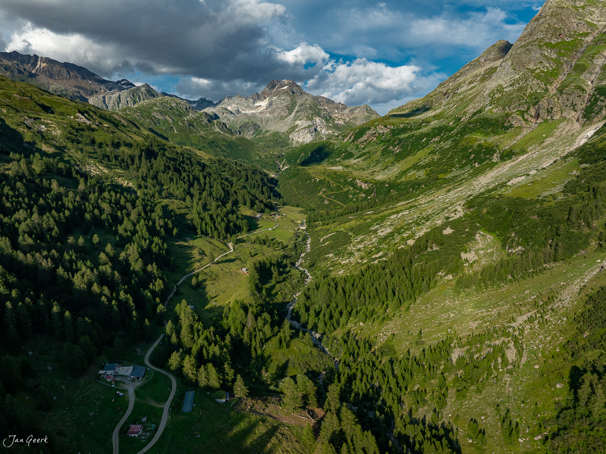 Alpental mit Bergbach, Nadelwald und Alpengipfeln im Sommer, Goms Wallis Schweiz – Jan Geerk Fotograf Basel