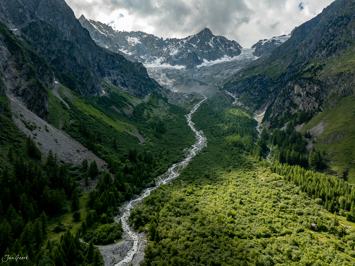 Alpental mit Fluss und Gletscher im Hintergrund, Goms im Wallis während sommerlichen Lichtverhältnissen in der Schweiz – Jan Geerk Fotograf Basel
