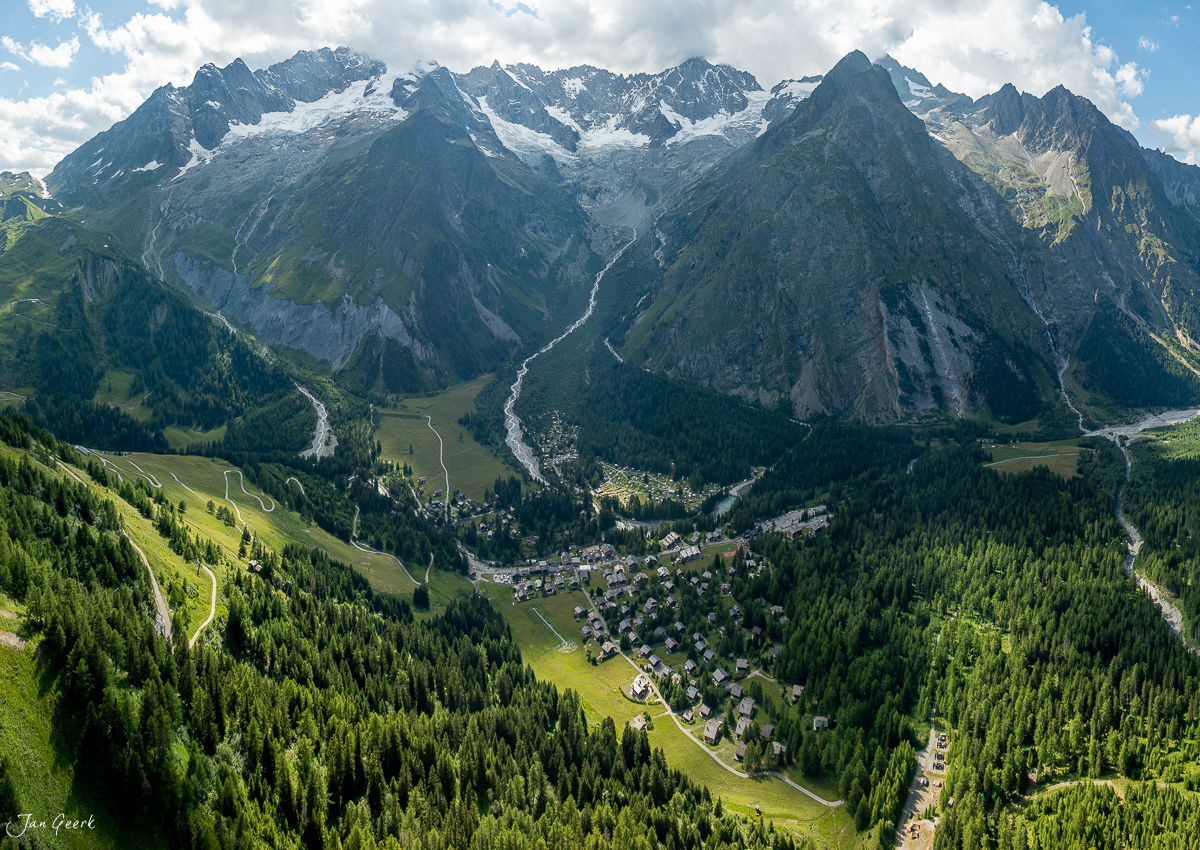 Alpental mit Bergdorf, Gletschern und Flusslandschaft im Sommer, Wallis Schweiz – Jan Geerk Fotograf Basel
