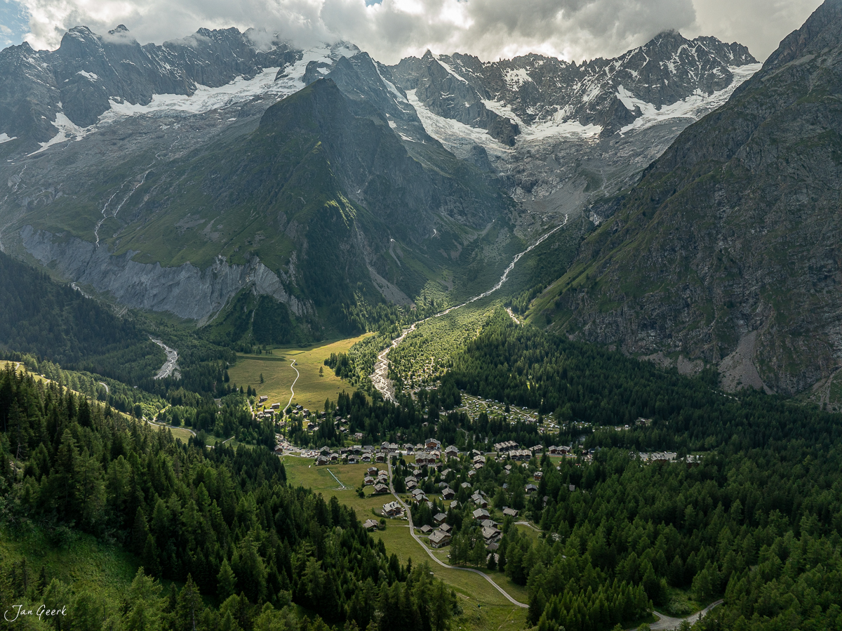 Alpental mit Dorf, schneebedeckten Gipfeln und Gletschern im Sommer, Wallis Schweiz – Jan Geerk Fotograf Basel