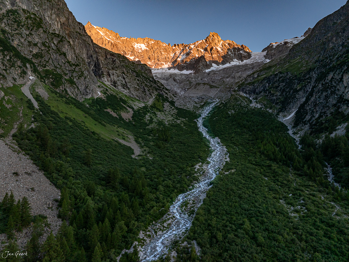 Alpines Tal mit Gletscher und Bergbach im Ferrettal Wallis Alpen Sommer Schweiz Jan Geerk Fotograf Basel