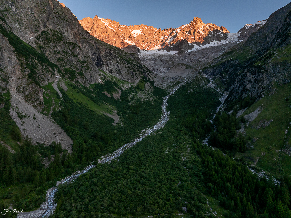 Alpental mit Gletscher bei Sonnenaufgang im Wallis, Schweiz – Jan Geerk Fotograf Basel