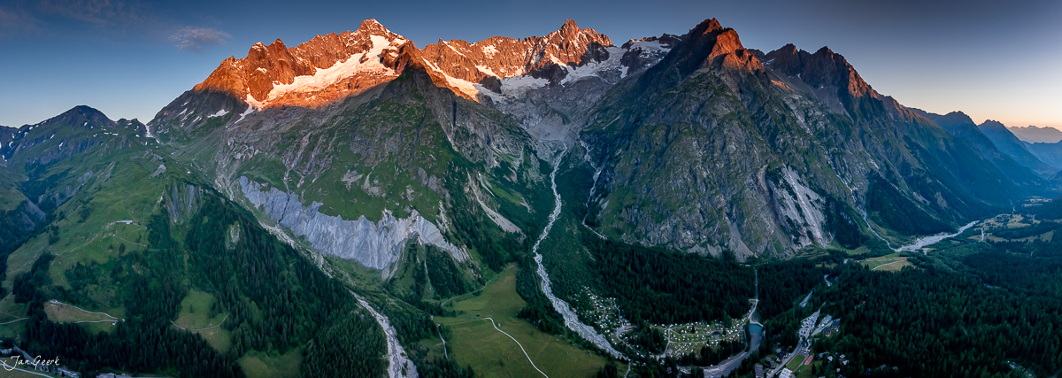 Alpengipfel mit Gletschern und grünen Berghängen im Morgenlicht, Wallis Schweiz – Jan Geerk Fotograf Basel