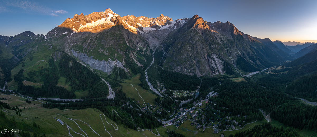 Alpental mit schneebedeckten Gipfeln bei Sonnenaufgang im Wallis Sommerliche Berglandschaft Schweiz Jan Geerk Fotograf Basel