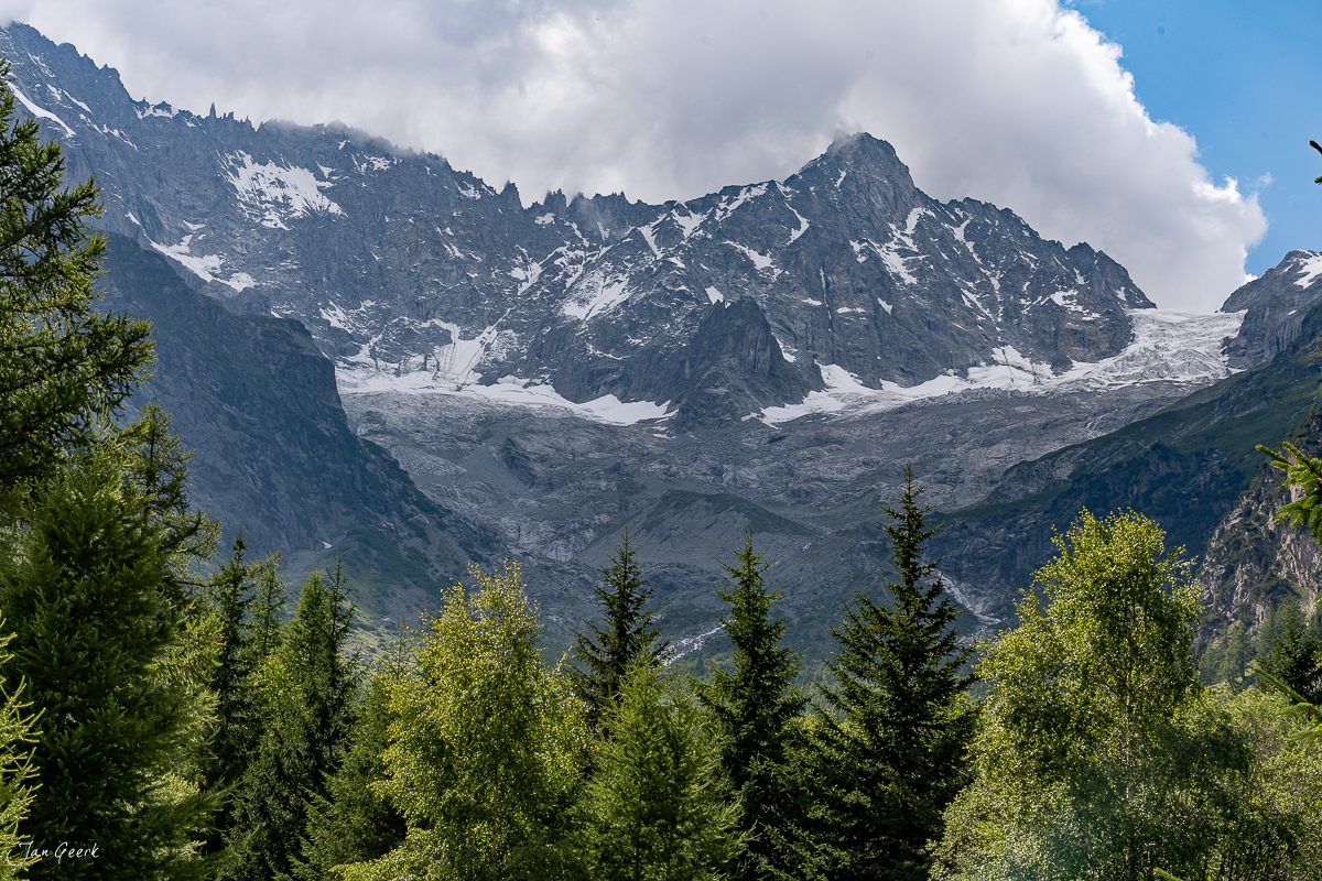 Gletscherlandschaft mit Alpengipfeln, Nadelwald und Schneefelder im Wallis, Sommerliche Bergwelt Schweiz – Jan Geerk Fotograf Basel