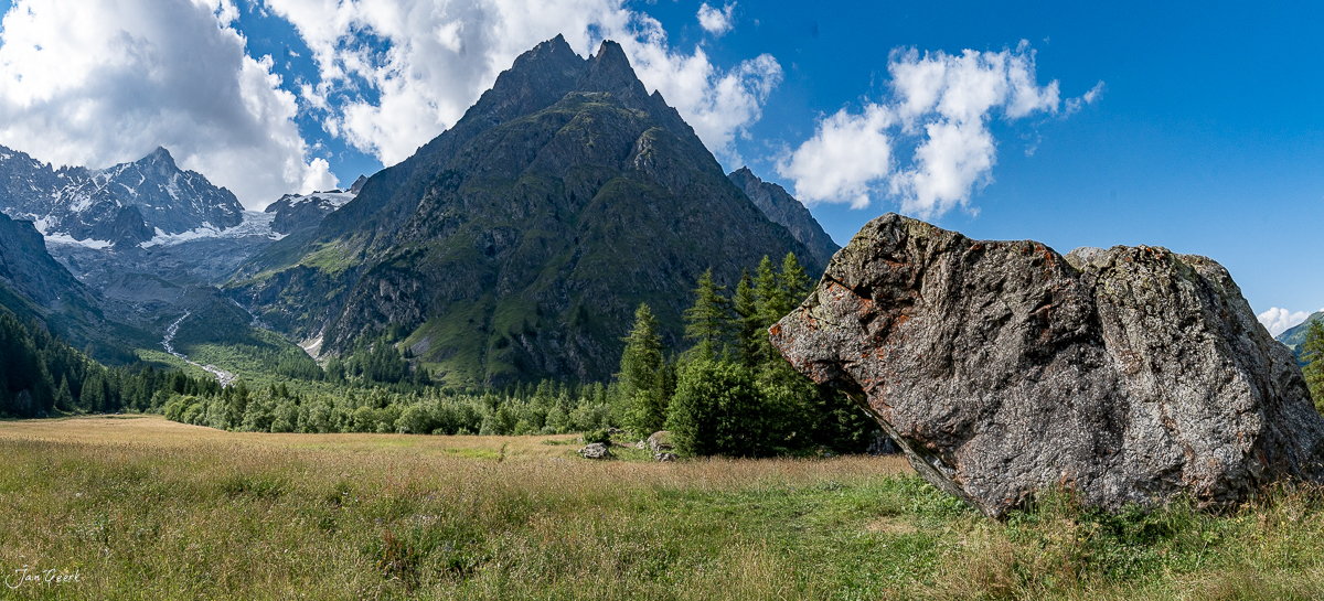 Alpental mit Bergmassiv und Felsbrocken im Sommer, Goms Wallis Schweiz – Jan Geerk Fotograf Basel