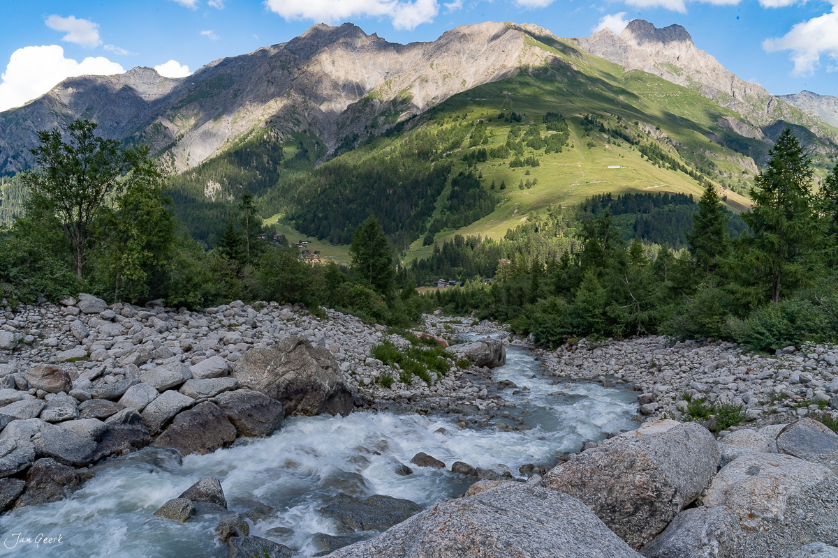 Bergfluss im Goms, Wallis mit grünen Alpwiesen und Berggipfeln im Sommer, Schweiz – Jan Geerk Fotograf Basel
