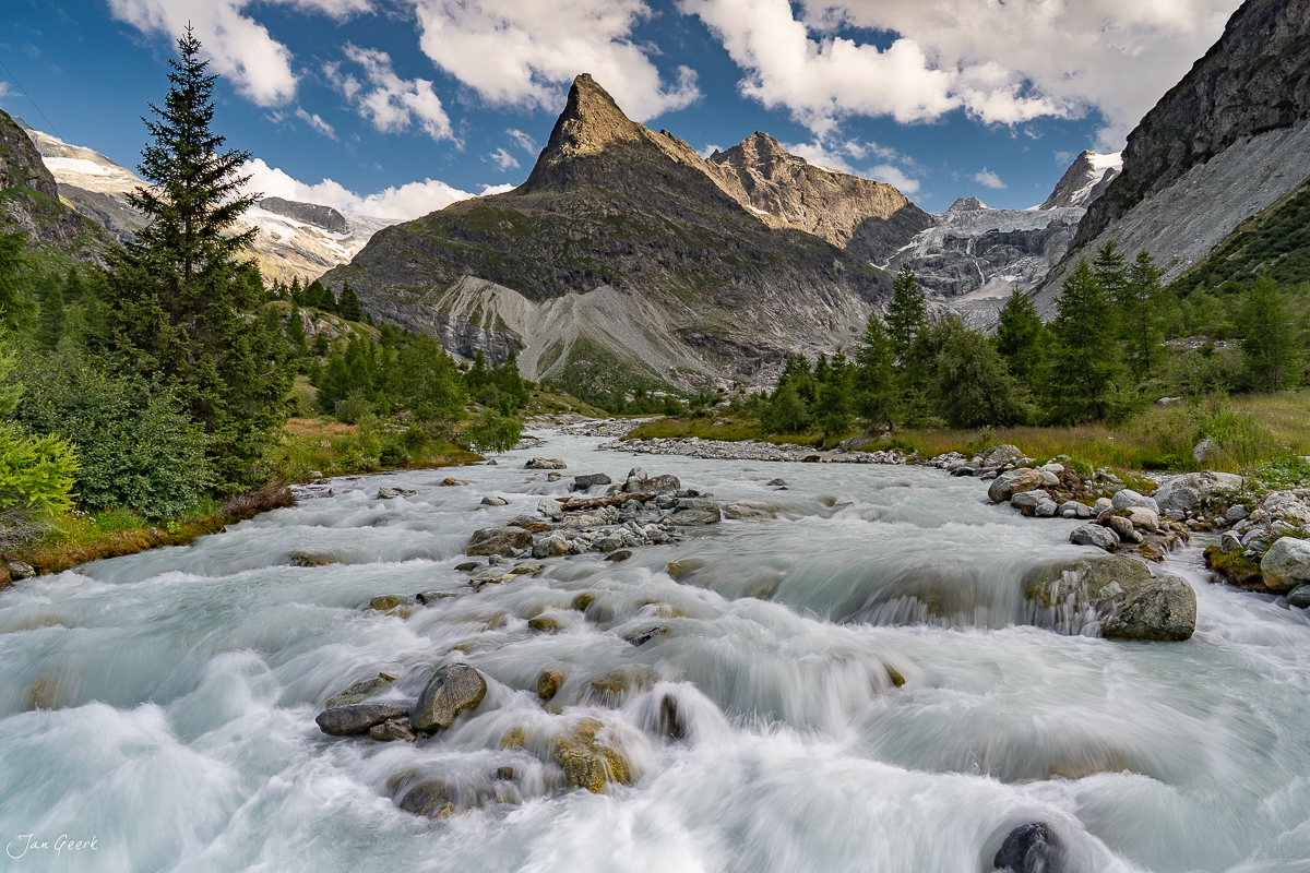 Gletscherfluss im Binntal mit schneebedeckten Alpengipfeln und Lärchenwäldern, Sommerlicher Bergsommer Wallis Schweiz – Jan Geerk Fotograf Basel