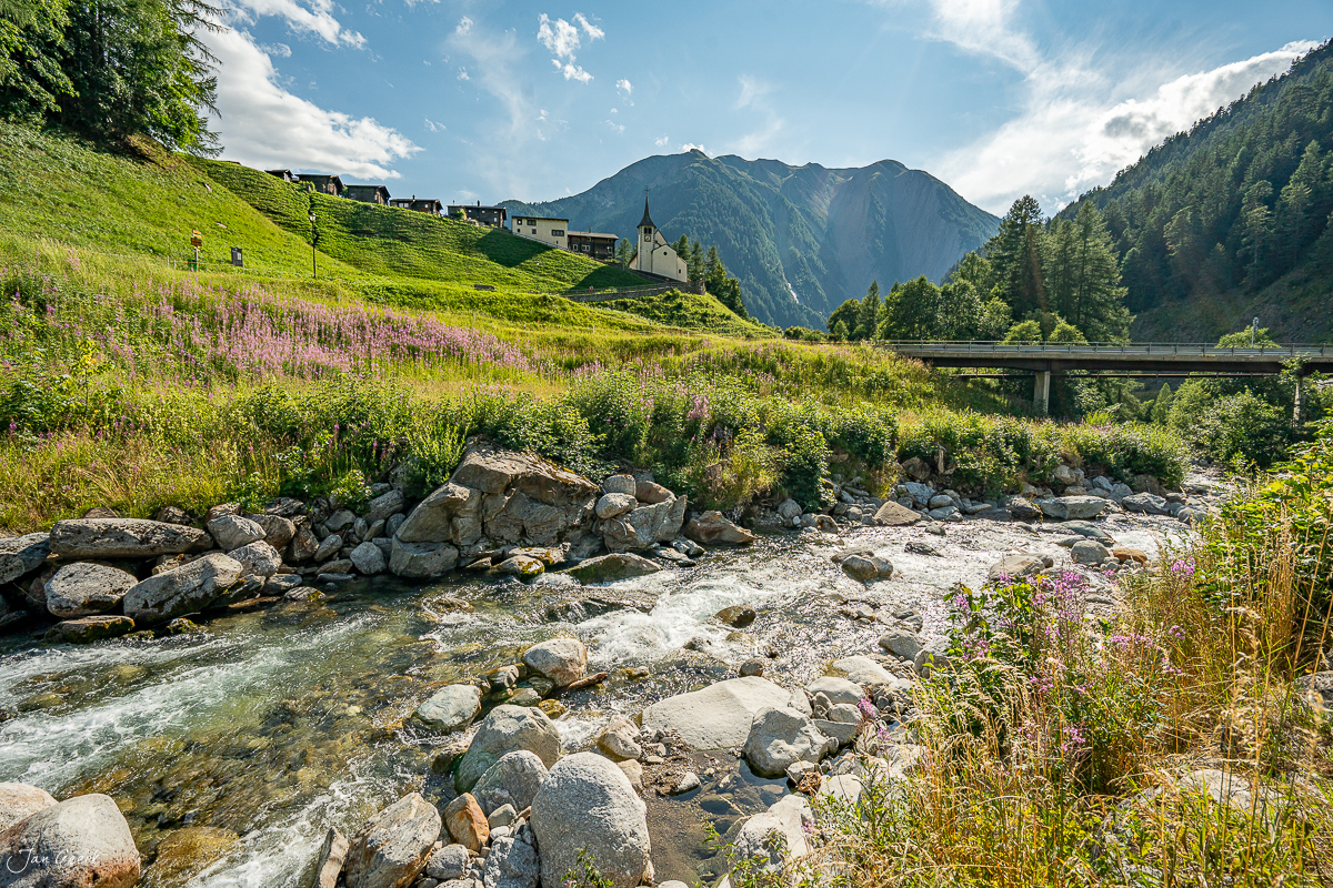 Alpental mit Gebirgsbach, Wildblumen und Bergdorf im Binntal Wallis Schweiz – Jan Geerk Fotograf Basel