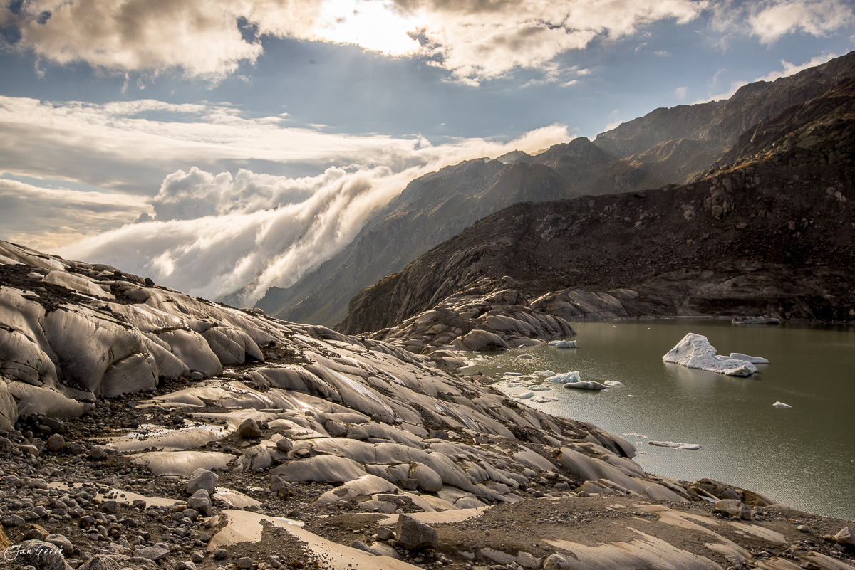 Rhonegletscher mit Gletschersee, Eisblöcken und Nebel im Wallis, Schweiz – Jan Geerk Fotograf Basel