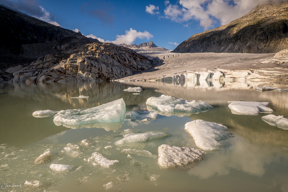 Rhonegletscher mit Eisblöcken im türkisen Gletschersee, Wallis Alpen, Schweiz – Jan Geerk Fotograf Basel