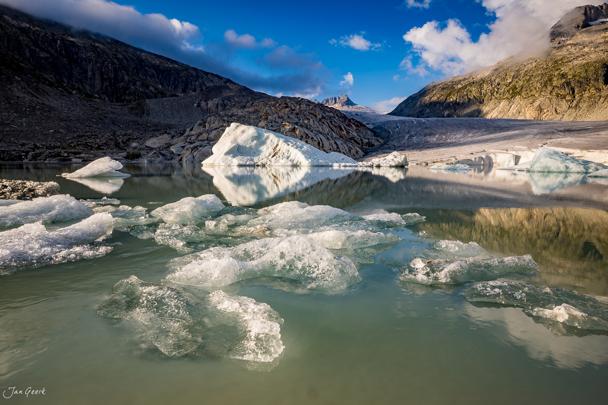 Gletschersee mit Eisbergen im Wallis, Alpenlandschaft im Herbst, Schweiz – Jan Geerk Fotograf Basel