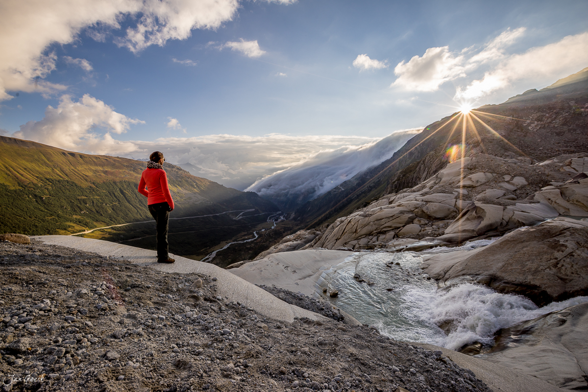 Wanderin in roter Jacke am Rhonegletscher mit Bergpanorama und Herbstlicht in Wallis Schweiz Jan Geerk Fotograf Basel