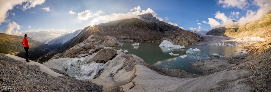 Wanderer mit rotem Rucksack am Gletschersee in den Alpen, Wallis, herbstliche Lichtstimmung, Schweiz – Jan Geerk Fotograf Basel