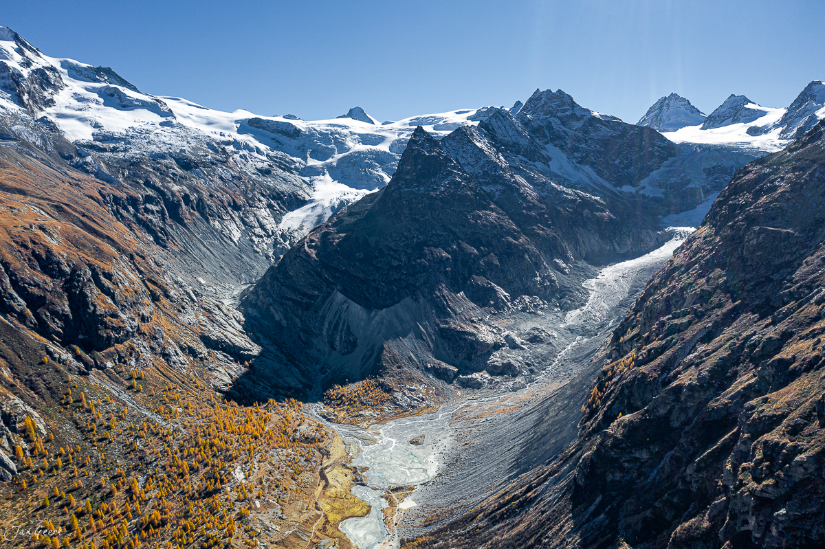 Gletschertal Ferpecle mit Herbstlärchen und schneebedeckten Gipfeln im Wallis Schweiz – Jan Geerk Fotograf Basel