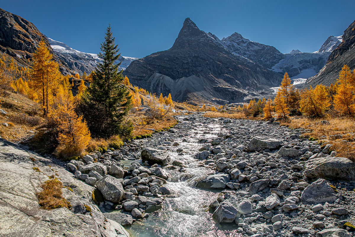 Bergbach mit Lärchen im Herbst in Ferpecle, Wallis, Schweiz – Jan Geerk Fotograf Basel