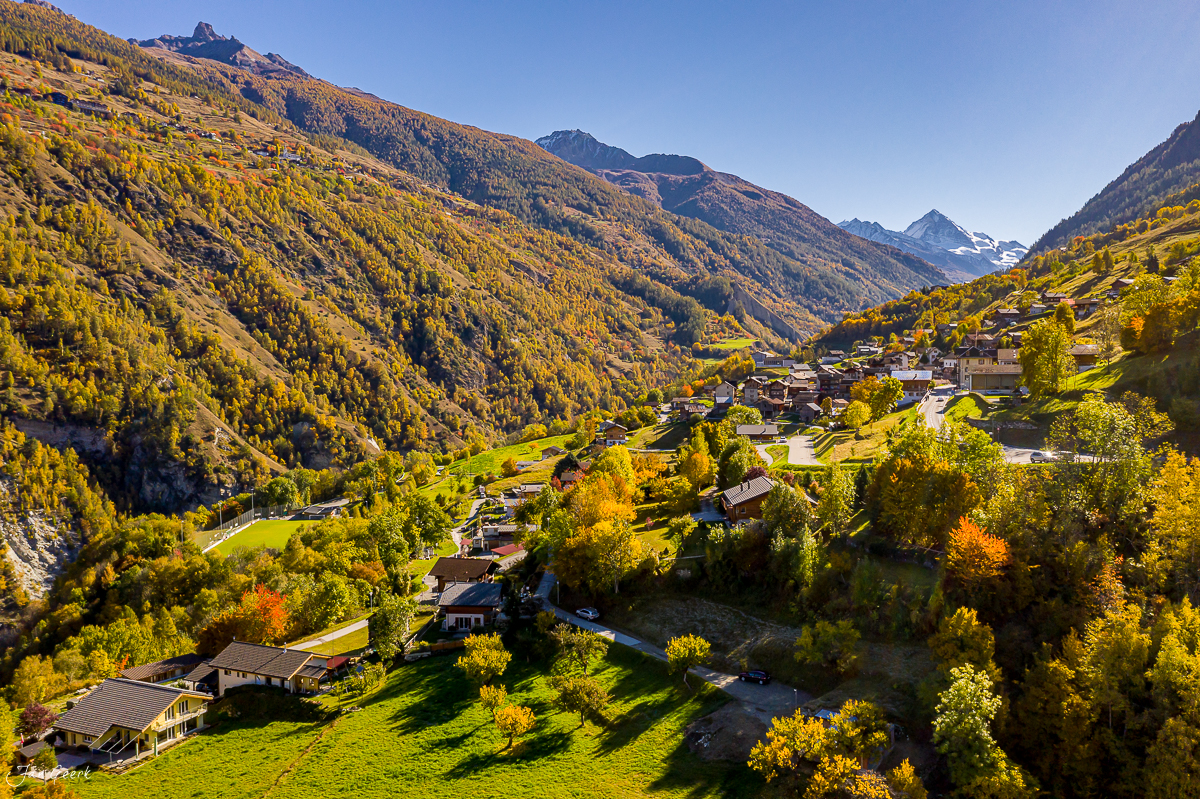 Val d'Hérens Euseigne Herbst Lärchenwälder Bergdorf Wallis Schweiz – Jan Geerk Fotograf Basel
