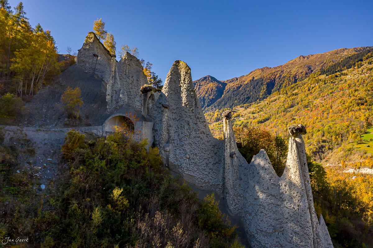 Ruinen einer Burgruine in Euseigne im Herbst, Wallis, Schweiz – Jan Geerk Fotograf Basel