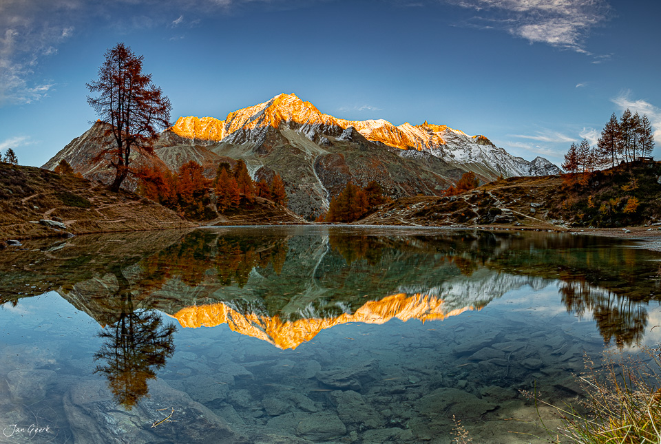 Spiegelung des Bergs im See, Herbstlärchen, Herbstlicht, Val d'Hérens Wallis Schweiz – Jan Geerk Fotograf Basel