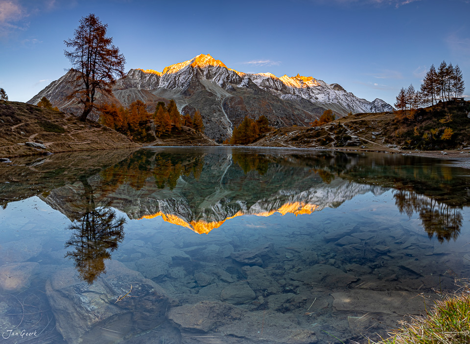 Alpensee Spiegelung Berggipfel Herbst Wallis Schweiz – Jan Geerk Fotograf Basel
