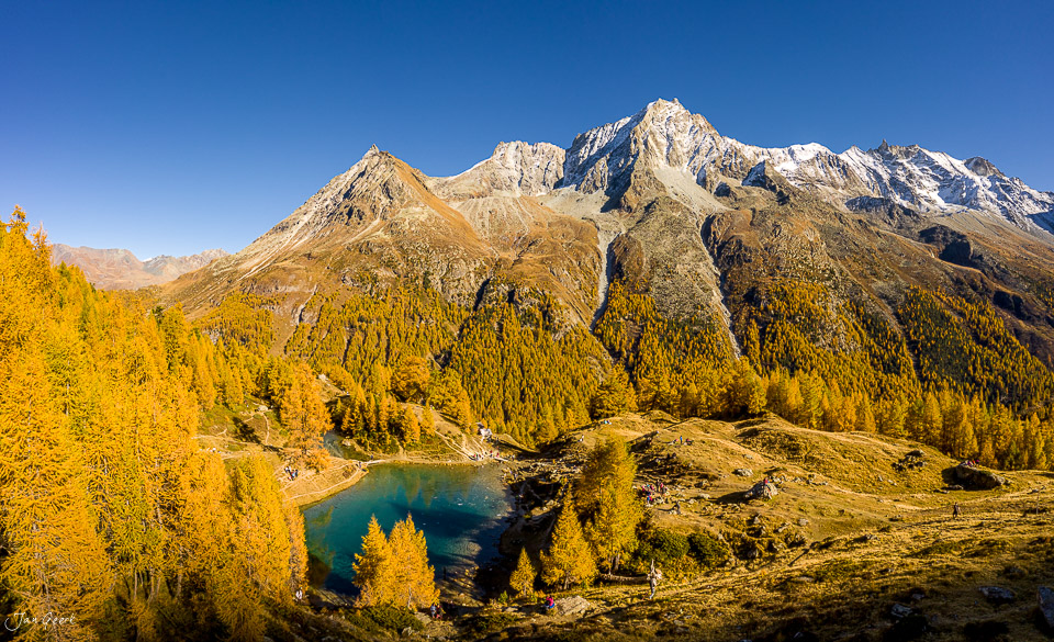 Blauer Bergsee Lärchenherbst Schneeberge Wallis Schweiz – Jan Geerk Fotograf Basel