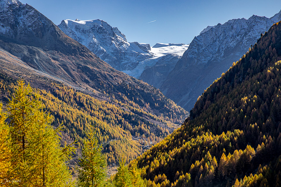 Herbstliche Lärchenwälder Alpental Schneeberge Herbst Wallis Schweiz – Jan Geerk Fotograf Basel