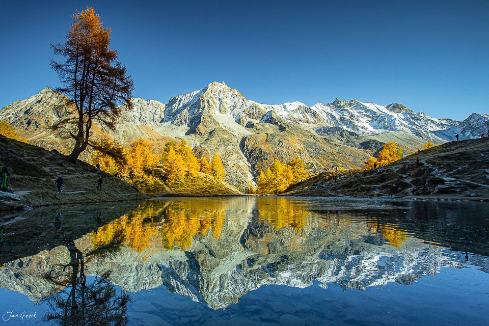 Spiegelsee mit Lärchen im Herbst, Val d'Herens Wallis, goldene Berglandschaft Schweiz – Jan Geerk Fotograf Basel