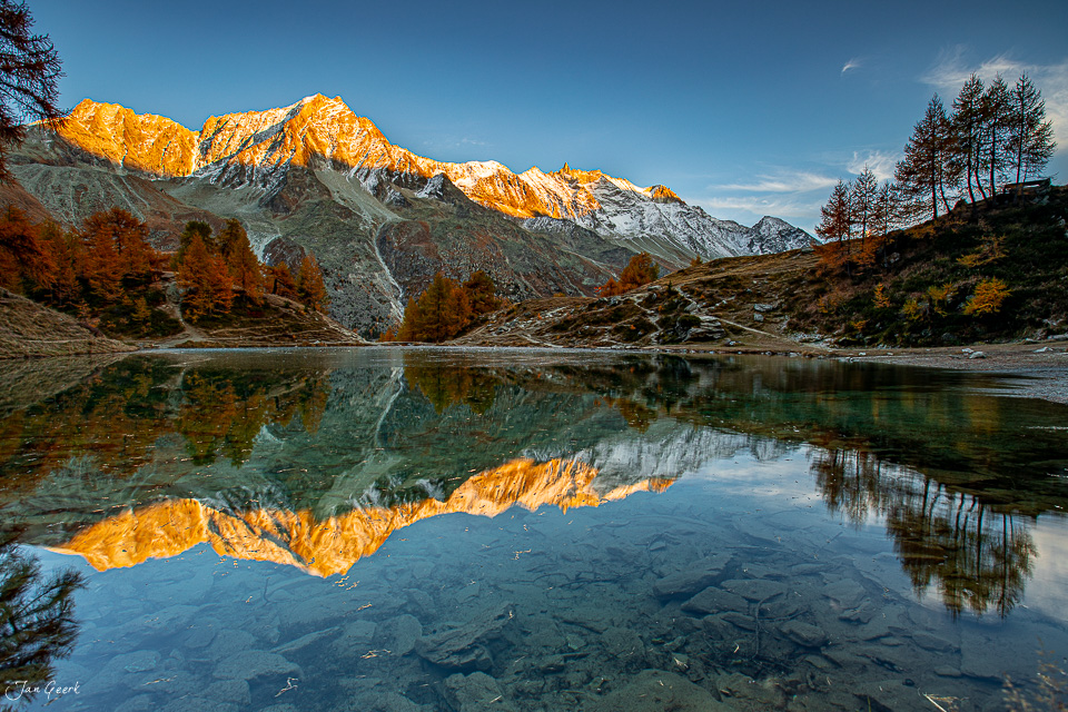 Alpensee Lac Bleu in Arolla mit Spiegelung schneebedeckter Berggipfel im Herbst Wallis Schweiz Jan Geerk Fotograf Basel