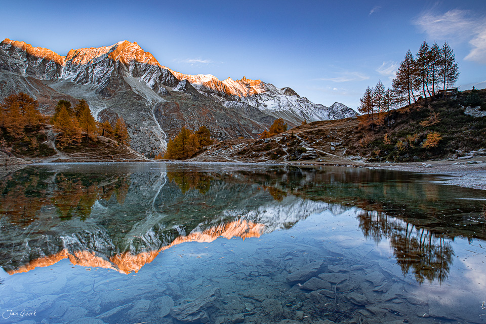 Bergspiegelung Gebirgsbach Herbst Wallis Schweiz – Jan Geerk Fotograf Basel