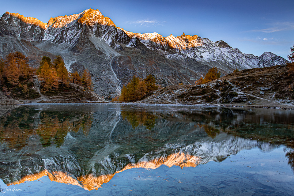 Alpensee mit Spiegelung schneebedeckter Gipfel im Herbst, Val d'Hérens Wallis Schweiz – Jan Geerk Fotograf Basel