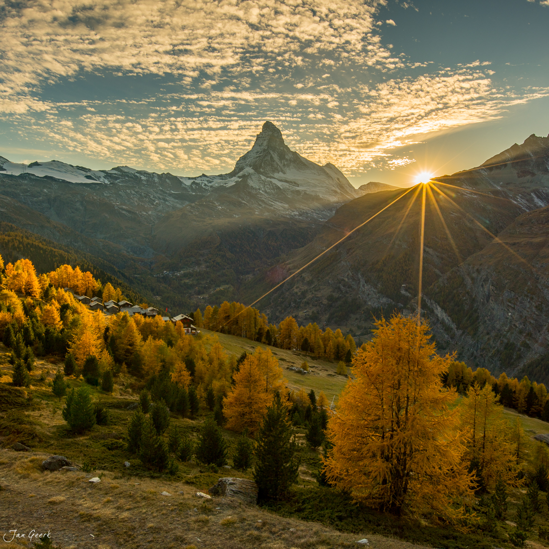 Matterhorn Herbstlandschaft mit goldenen Lärchen bei Sonnenaufgang Wallis Schweiz – Jan Geerk Fotograf Basel