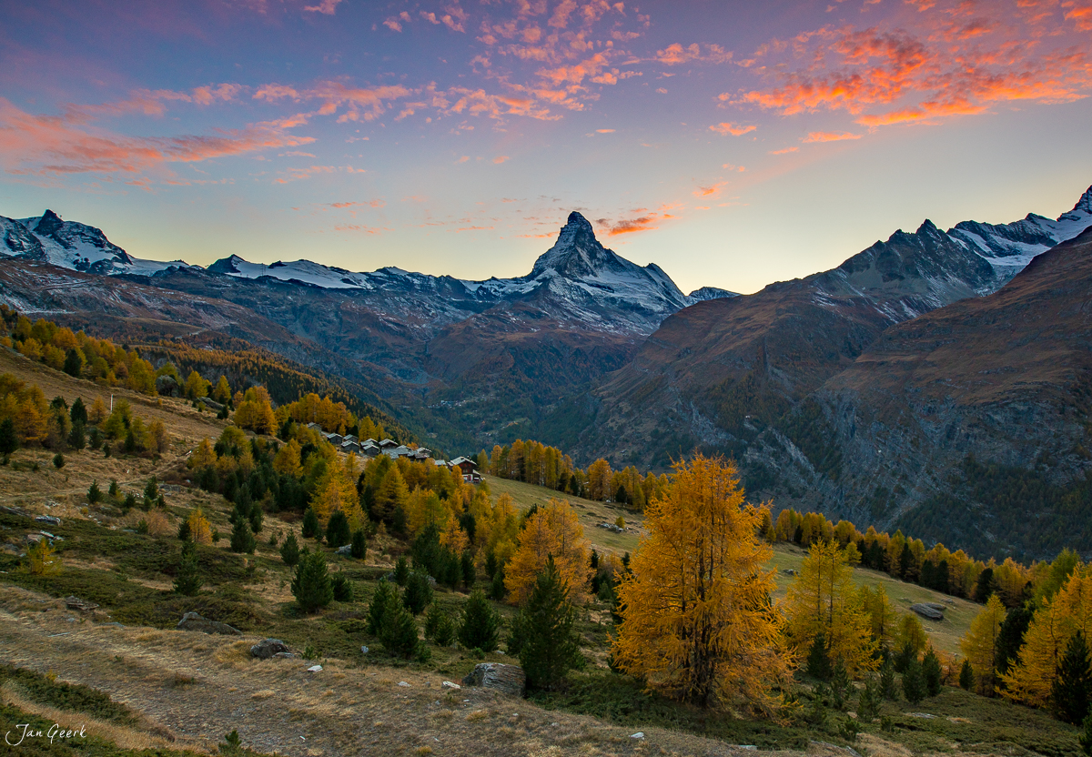 Matterhorn Herbstlandschaft mit Lärchen golden erleuchtet Wallis Schweiz Jan Geerk Fotograf Basel