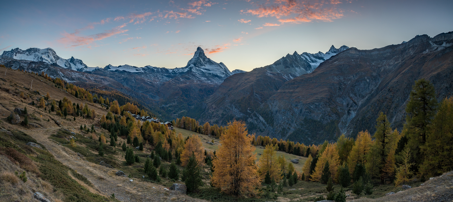 Herbstliche Berglandschaft mit Matterhorn und golden gefärbten Lärchen in Zermatt, Wallis, Schweiz – Jan Geerk Fotograf Basel