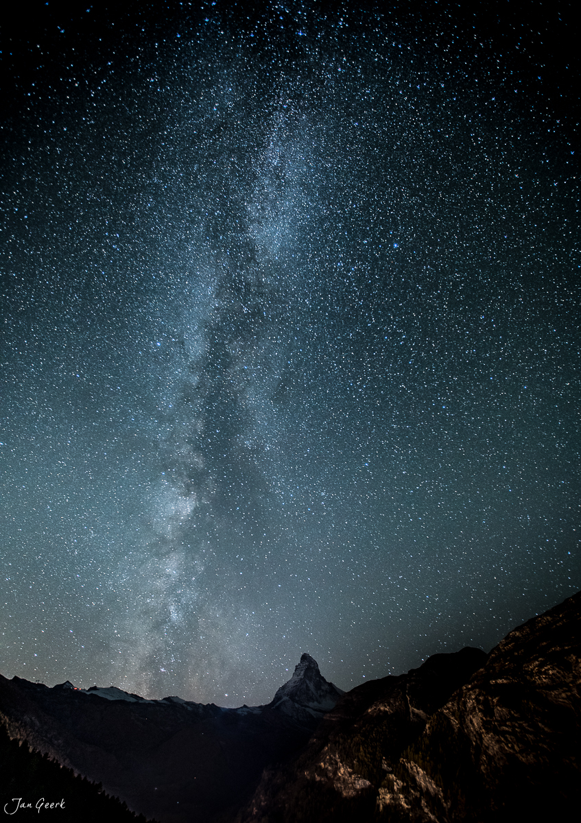 Milchstrasse über dem Matterhorn bei Zermatt in der Nacht, Wallis Schweiz – Jan Geerk Fotograf Basel