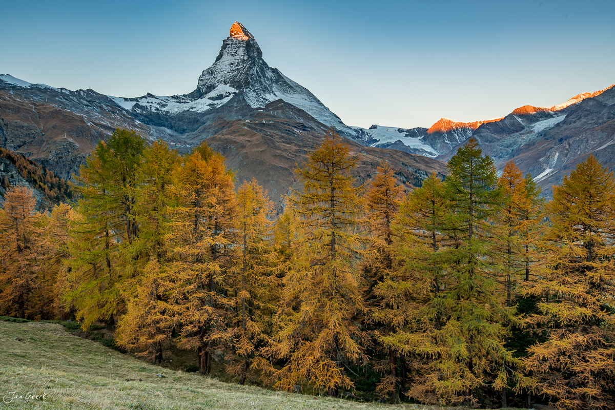Herbstliche Lärchenwälder mit Matterhorn im Hintergrund bei Zermatt, Wallis, Schweiz – Jan Geerk Fotograf Basel