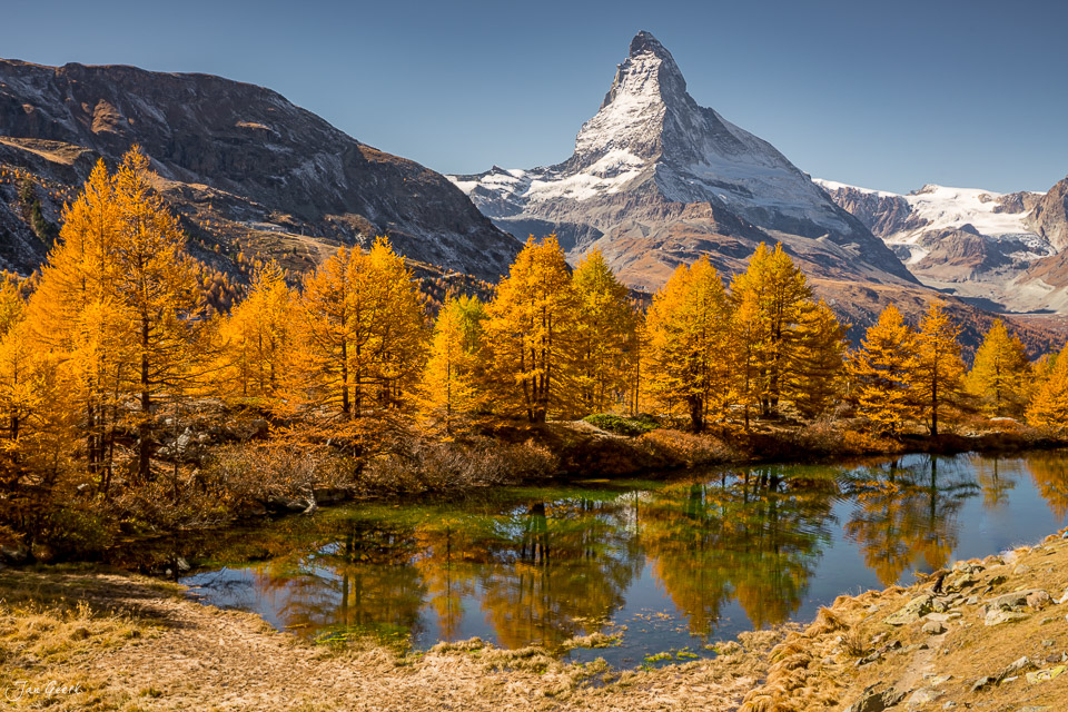 Herbstliche Lärchen mit Spiegelung am Riffelsee und Matterhorn im Hintergrund, Wallis Schweiz – Jan Geerk Fotograf Basel