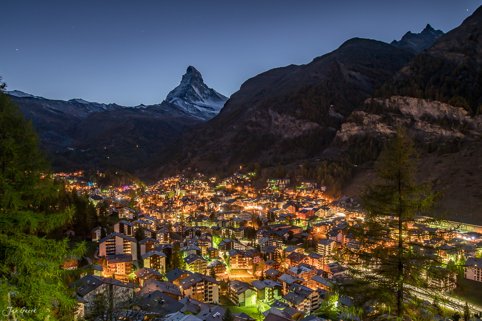 Zermatt bei Nacht mit leuchtenden Häusern und Matterhorn im Herbst, Wallis Schweiz – Jan Geerk Fotograf Basel