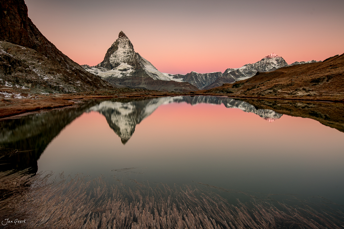 Matterhorn spiegelt sich im Riffelsee bei Sonnenaufgang, Herbst im Wallis Schweiz – Jan Geerk Fotograf Basel