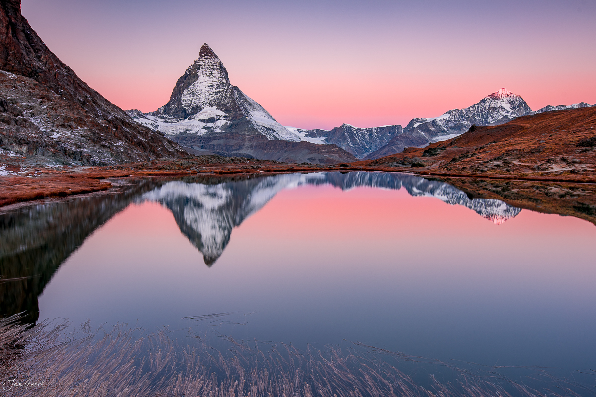 Matterhorn Spiegelung im Riffelsee während rosa Sonnenaufgang Herbst Wallis Schweiz – Jan Geerk Fotograf Basel