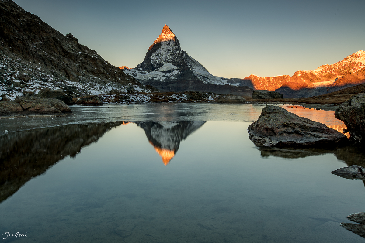 Matterhorn Spiegelung im Riffelsee bei Sonnenaufgang, Herbst, Wallis Schweiz – Jan Geerk Fotograf Basel