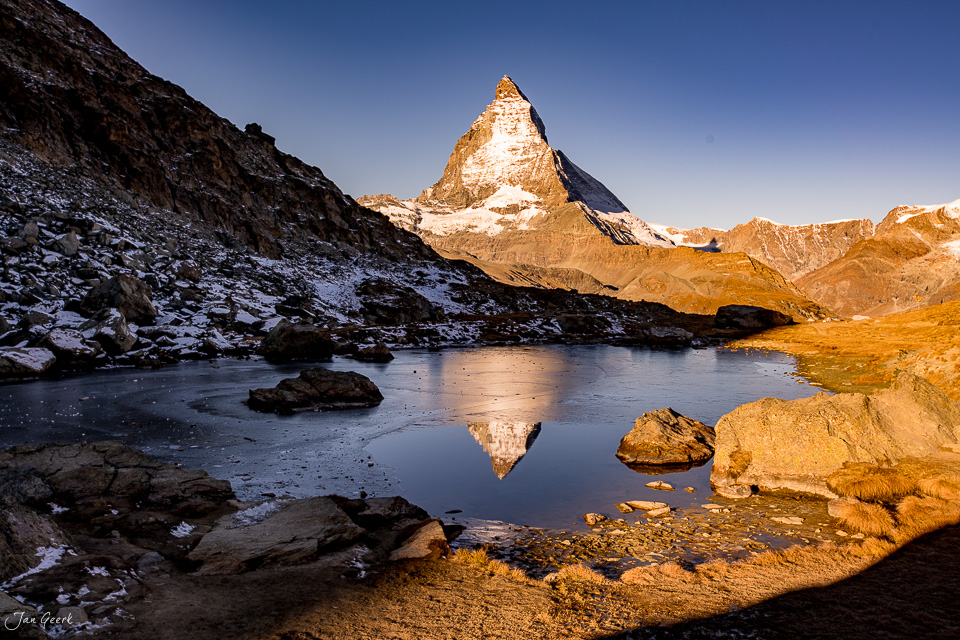 Matterhorn Spiegelung im Riffelsee während goldener Herbststimmung im Wallis Schweiz – Jan Geerk Fotograf Basel