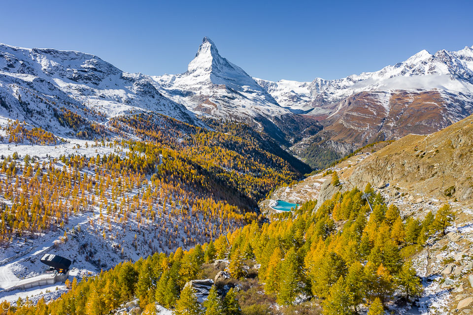 Matterhorn Luftaufnahme mit Herbstlärchen und Schnee im Wallis Schweiz Jan Geerk Fotograf Basel
