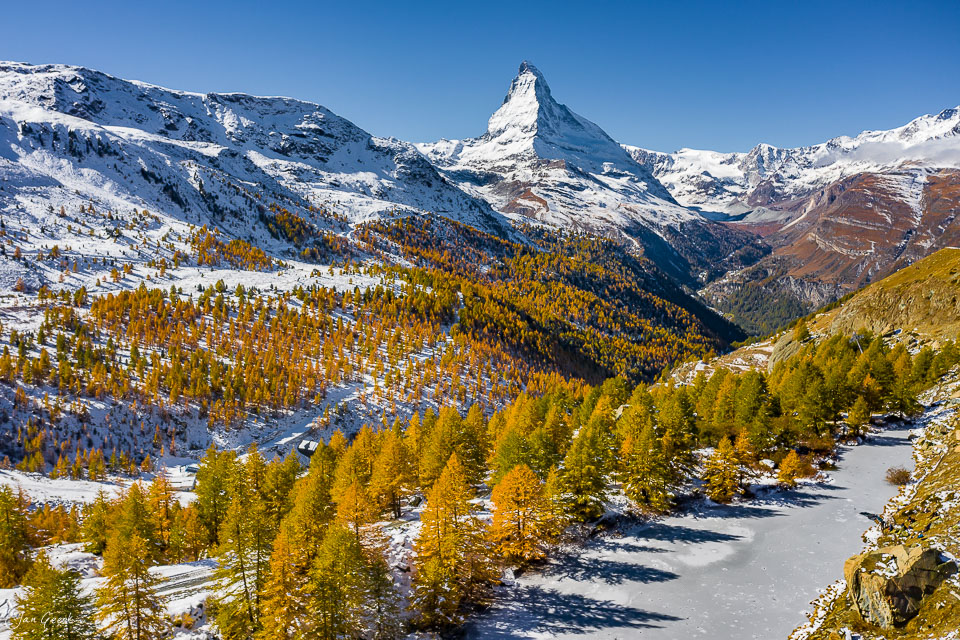 Matterhorn mit Herbstlärchen und Schnee im Wallis Schweiz Luftaufnahme Jan Geerk Fotograf Basel