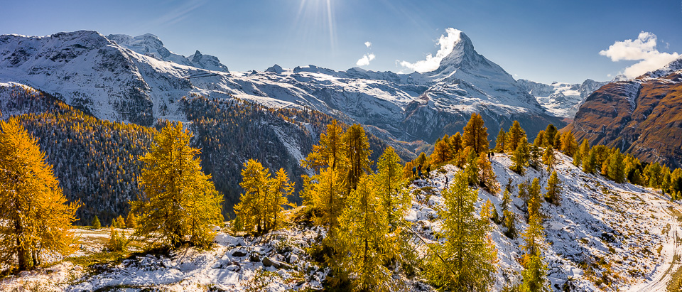 Herbstliche Lärchenwälder mit Matterhorn bei Zermatt, Wallis, Schweiz – Jan Geerk Fotograf Basel