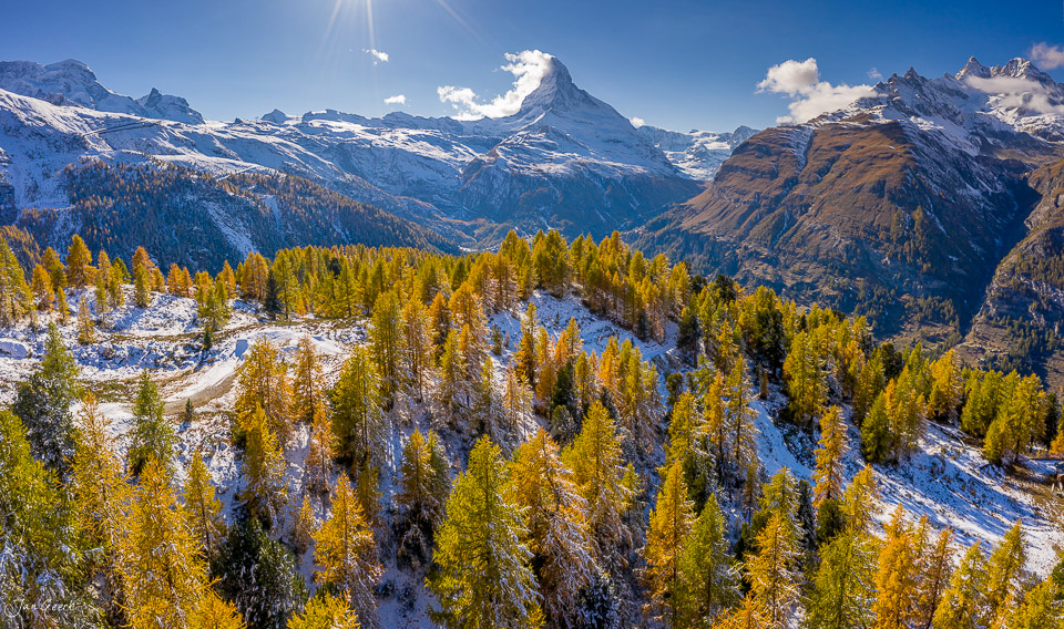 Herbstliche Lärchenwälder mit Matterhorn im Hintergrund bei Zermatt, Wallis, Schweiz – Jan Geerk Fotograf Basel