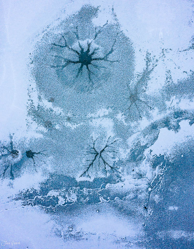 Luftaufnahme Zermatt mit Schneemustern und Bäumen im Winter, Wallis Schweiz – Jan Geerk Fotograf Basel