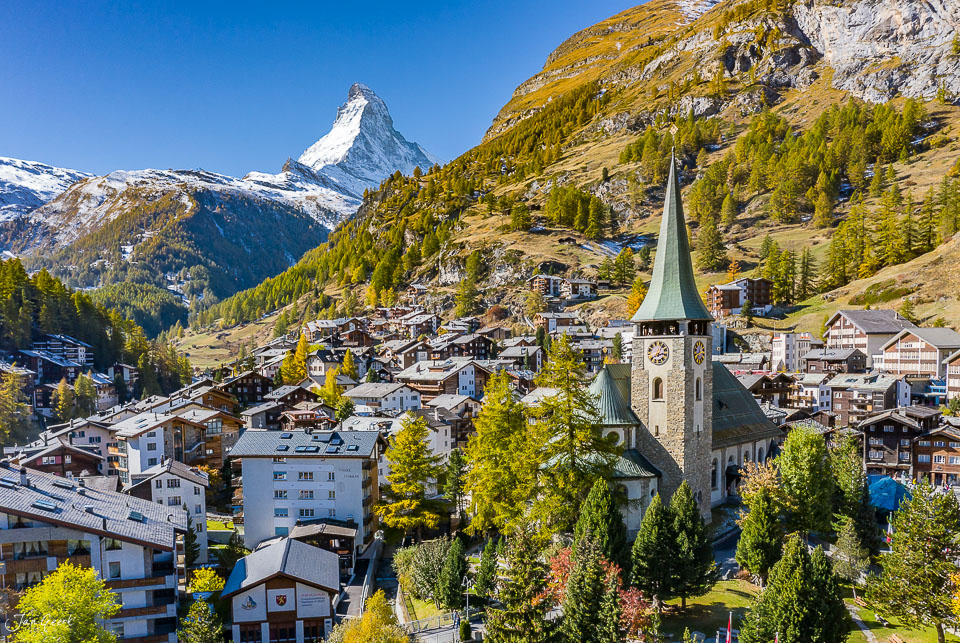 Luftaufnahme Zermatt mit Matterhorn, Kirche und Bergdorf im Herbstlicht, Wallis Schweiz – Jan Geerk Fotograf Basel