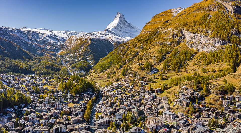 Luftaufnahme Zermatt mit Matterhorn, herbstliche Berglandschaft im Wallis, Schweiz – Jan Geerk Fotograf Basel